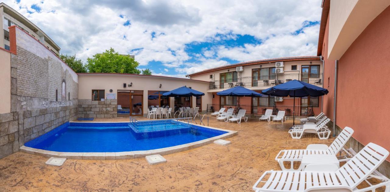 Family Hotel Preslav 외부 사진