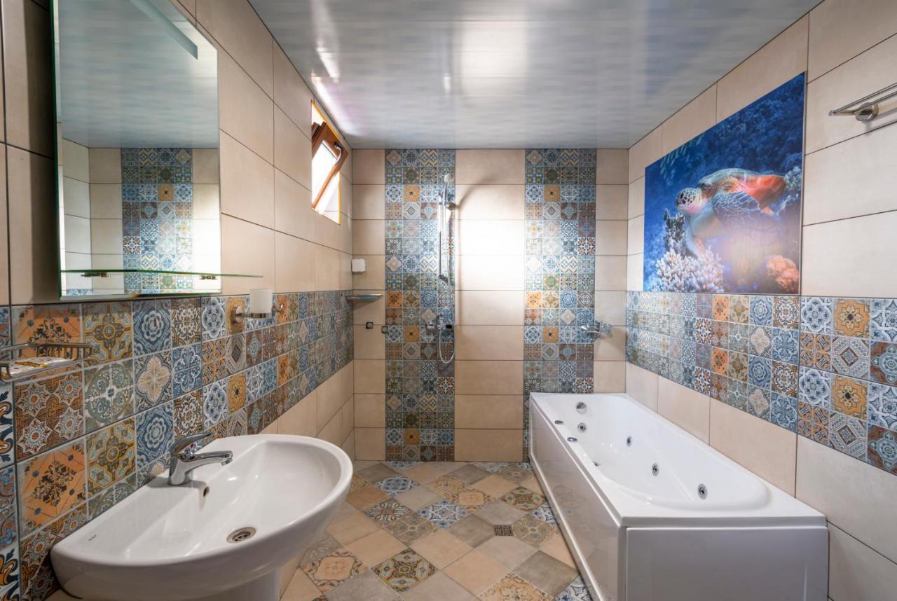 Family Hotel Preslav 외부 사진